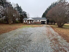 6921 Spencer-Dixon Rd in Greensboro, NC - Building Photo