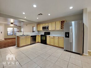 6327 W Branham Ln in Phoenix, AZ - Foto de edificio - Building Photo