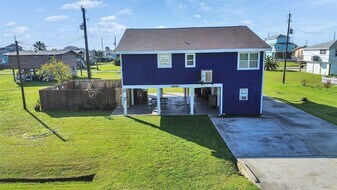 16527 Lewis Scott Rd in Jamaica Beach, TX - Building Photo
