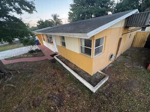 2201 N 56th Ter in Hollywood, FL - Foto de edificio - Building Photo