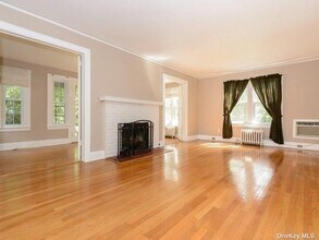 70 Beechwood Ave in Manhasset, NY - Building Photo - Building Photo