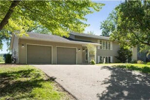 9830 Upper 161st St W in Lakeville, MN - Building Photo