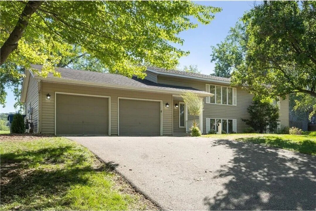 9830 Upper 161st St W in Lakeville, MN - Building Photo