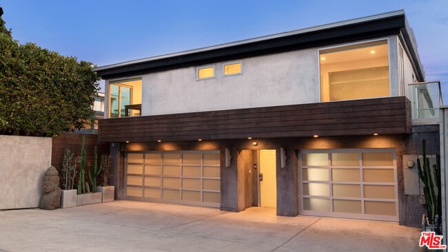 26050 Pacific Coast Hwy in Malibu, CA - Building Photo - Building Photo
