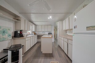 2316 Green Meadows Dr in Sealy, TX - Building Photo