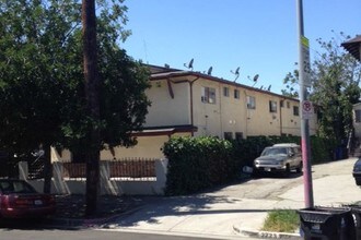 2219 Griffin Ave in Los Angeles, CA - Foto de edificio - Building Photo