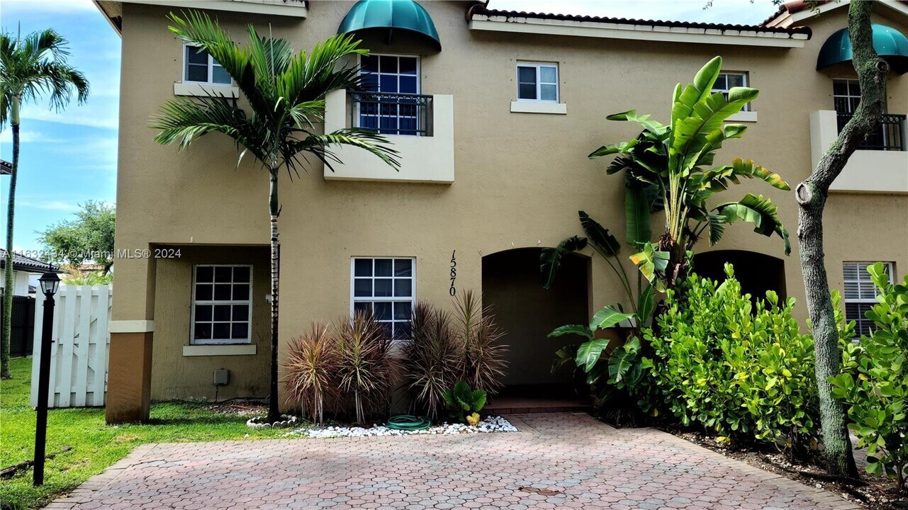15870 SW 69th St in Miami, FL - Foto de edificio