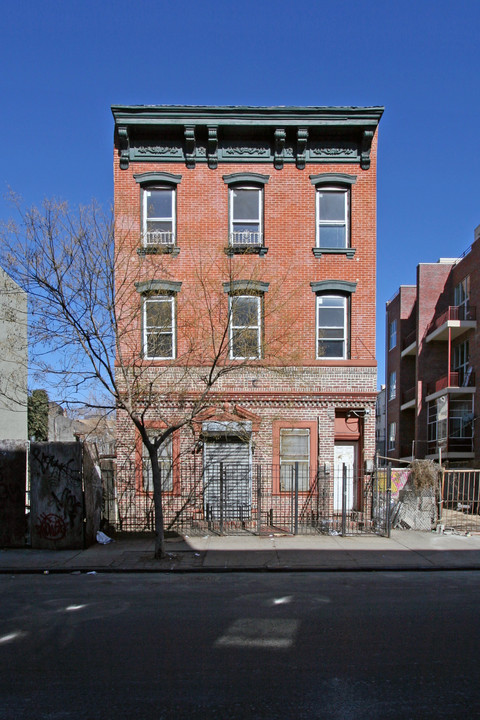 103 Meserole St in Brooklyn, NY - Building Photo