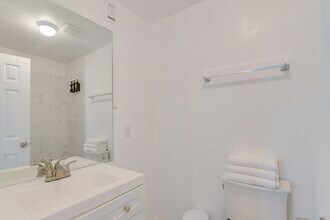 10100 S Gessner Rd in Houston, TX - Building Photo - Building Photo