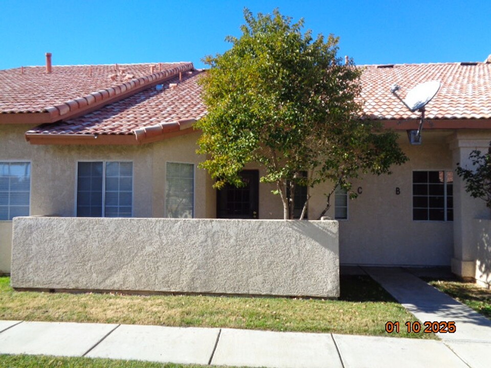 1630 Gardenia Ct in Lancaster, CA - Foto de edificio