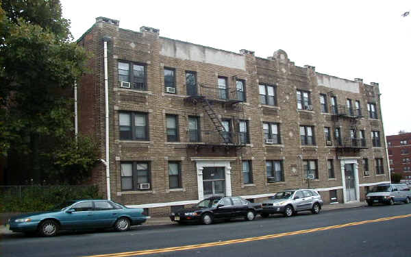 140-144 Broadway in Passaic, NJ - Foto de edificio - Building Photo