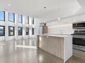 2012 W Grand Ave, Unit 2F in Chicago, IL - Building Photo - Building Photo