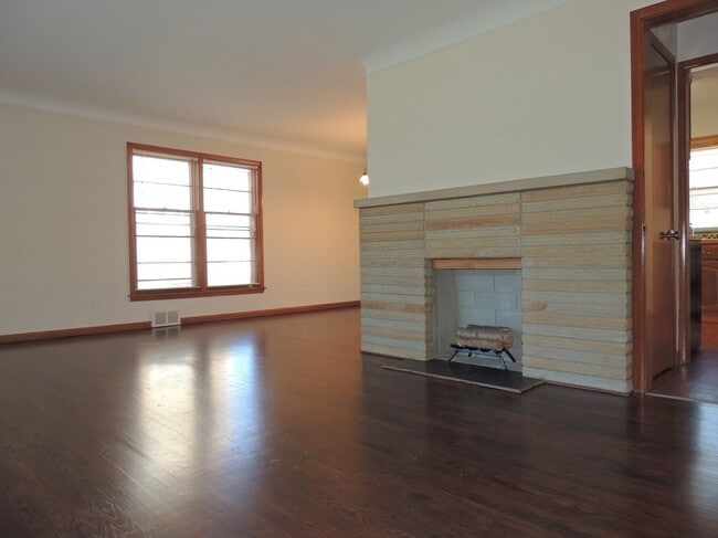 19324 S Lake Shore in Euclid, OH - Building Photo - Building Photo