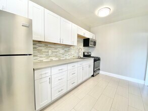2933 W 8th St in Los Angeles, CA - Building Photo - Building Photo