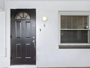 11705 3rd St E, Unit 6 in Treasure Island, FL - Foto de edificio - Building Photo