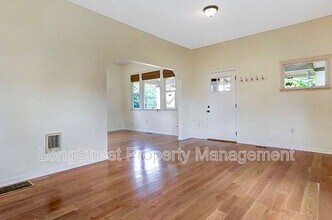 2624 NE Sumner St in Portland, OR - Building Photo - Building Photo