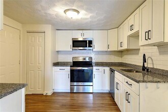 855 Providence St in West Warwick, RI - Building Photo - Building Photo