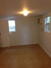 1942 Moss St, Unit Studio apartment in New Orleans, LA - Foto de edificio - Building Photo