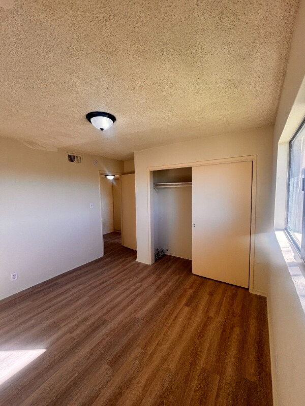 1001 E Stearns Ave in La Habra, CA - Foto de edificio - Building Photo