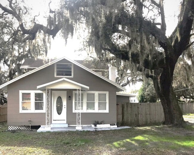 2216 W Woodlawn Ave