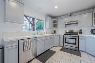5114 Etiwanda Ave in Los Angeles, CA - Building Photo - Building Photo