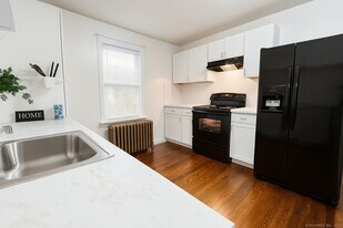 736 Howe Ave in Shelton, CT - Building Photo