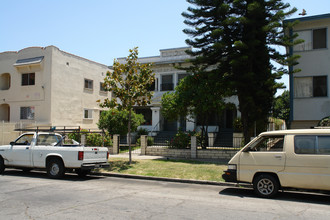 2878 Leeward Ave in Los Angeles, CA - Foto de edificio - Building Photo