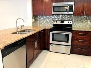 9022 W Atlantic Blvd in Coral Springs, FL - Foto de edificio - Building Photo
