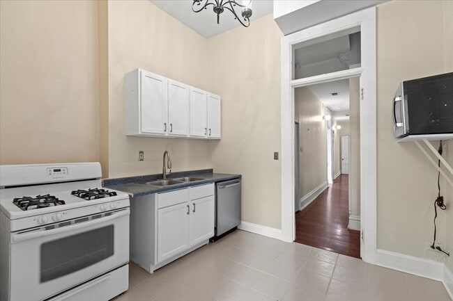 229 S Racine Ave, Unit 2 in Chicago, IL - Building Photo - Building Photo