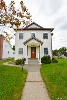 33 Zipp Ave in Bristol, CT - Building Photo