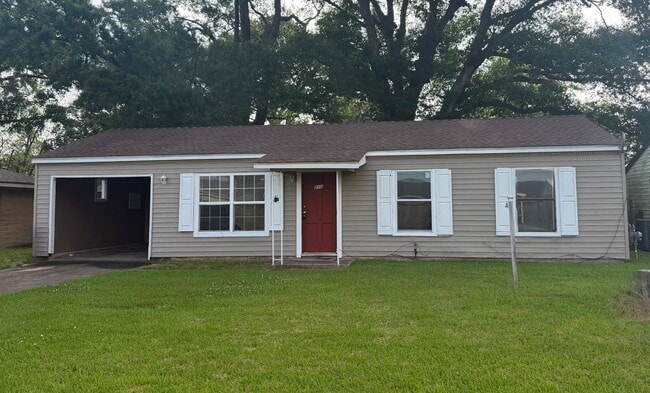 property at 810 Fairmont Ln