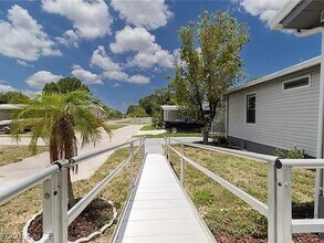 5370 Country Field Cir in Ft. Myers, FL - Foto de edificio - Building Photo