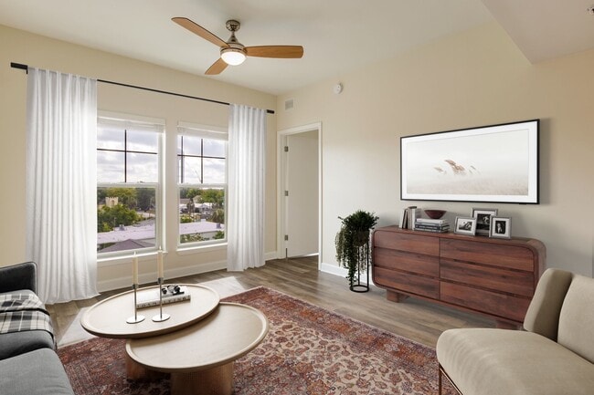 Savoy Place in Pensacola, FL - Foto de edificio - Building Photo
