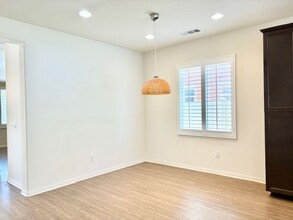 561 Whalen Way in Oxnard, CA - Building Photo - Building Photo