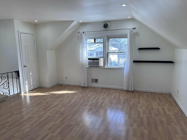 67 Country Village Rd in Jersey City, NJ - Building Photo - Building Photo