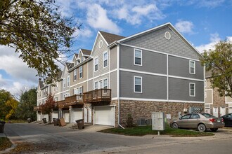 6333-6358 Scarlet Leaf Ln in Pleasant Hill, IA - Building Photo - Building Photo