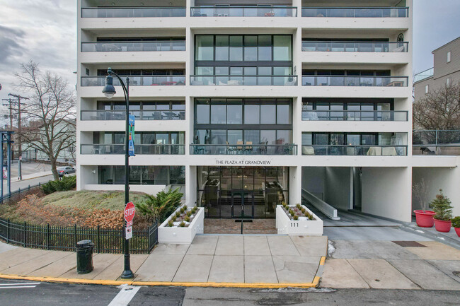 The Plaza at Grandview in Pittsburgh, PA - Building Photo - Building Photo