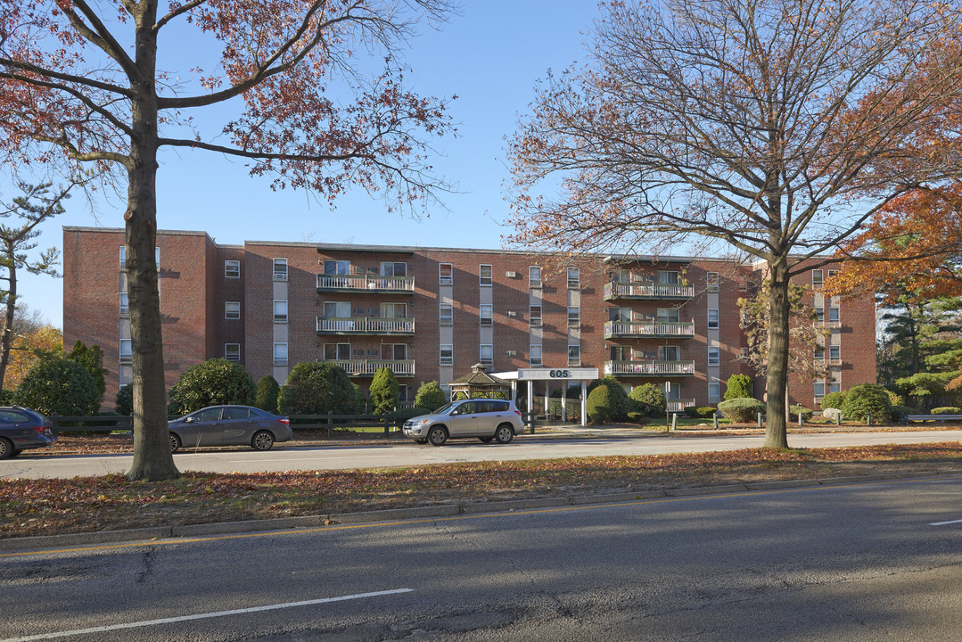 605 Truman Hwy in Hyde Park, MA - Foto de edificio