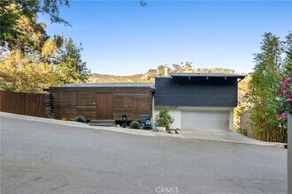 2522 Zorada Dr in Los Angeles, CA - Building Photo - Building Photo