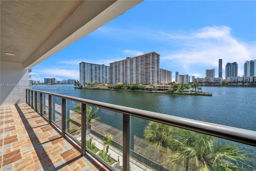 4000 NE 168th St in Miami, FL - Building Photo