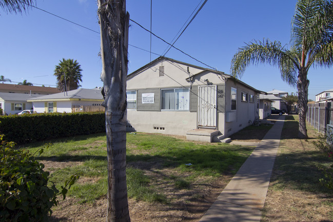 559-561 Flower St in Chula Vista, CA - Foto de edificio - Building Photo