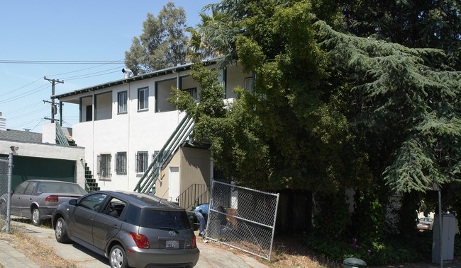 2576 35th Ave in Oakland, CA - Building Photo - Building Photo