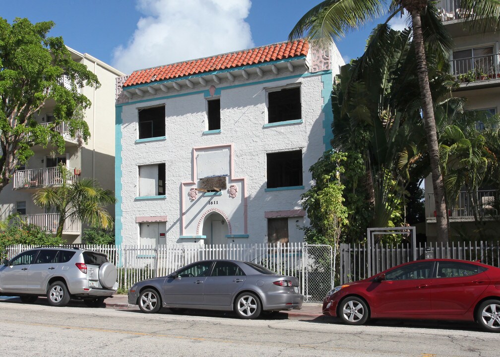 Roosevelt park in Miami Beach, FL - Building Photo