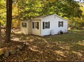 21 De Russey Ln in Cornwall, NY - Building Photo