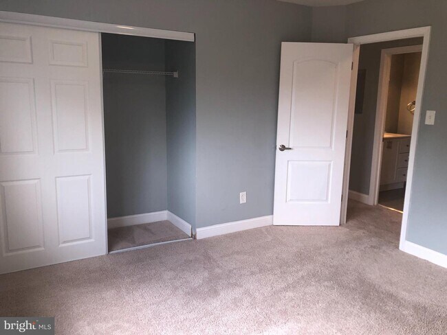 3142 Brinkley Rd-Unit -204 in Temple Hills, MD - Building Photo - Building Photo
