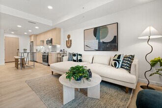 Monroe in San Diego, CA - Foto de edificio - Building Photo