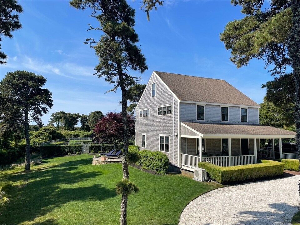 1A Pochick Ave in Nantucket, MA - Building Photo