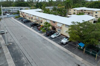 Venice Arms in North Miami, FL - Foto de edificio - Building Photo