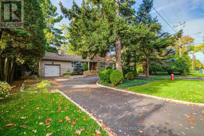 250 Belvenia Rd in Burlington, ON - Building Photo - Building Photo