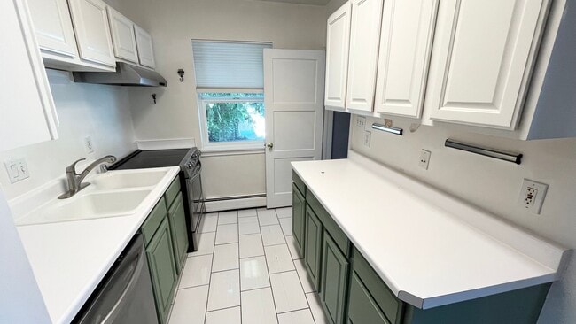 property at 943 W Briarcliff Ave